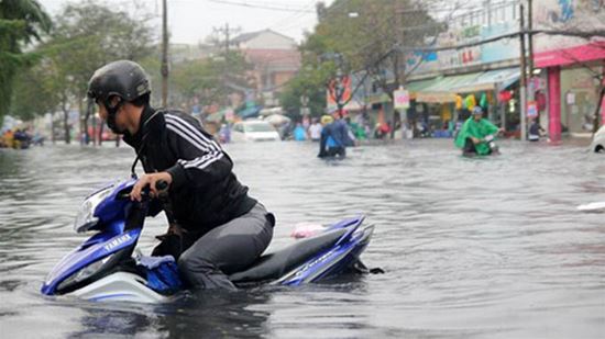 Xe máy đi vào vùng ngập nước