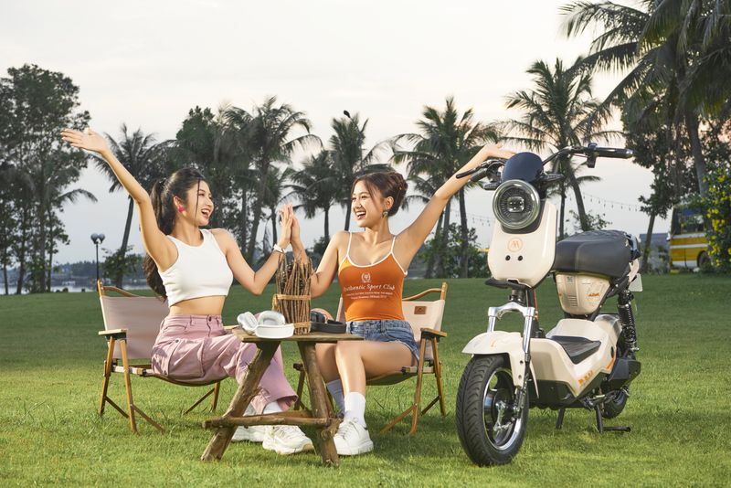 Lái xe điện vào trời mưa nên tránh đi qua nắp cống